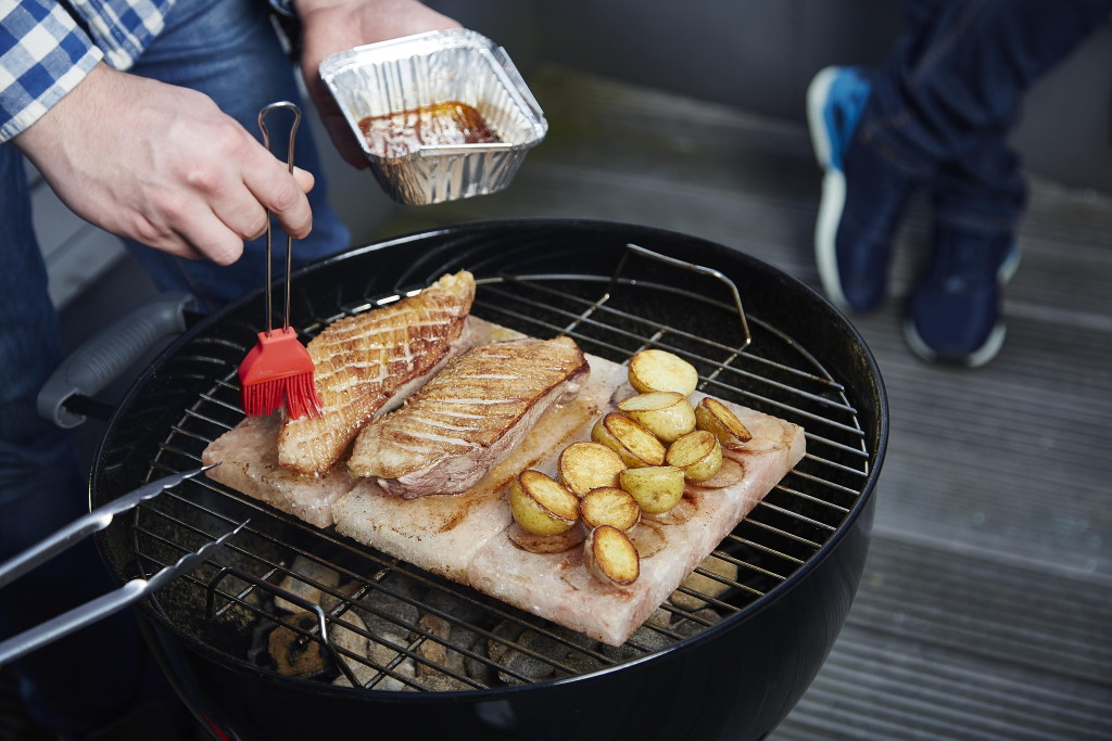 DKM_03_Ente_Kartoffeln_Salzplanke_einpinseln - DonCaruso BBQ